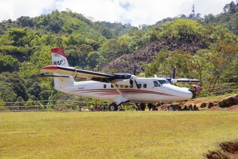 De afbeelding toont een twin otter uit de MAF vloot